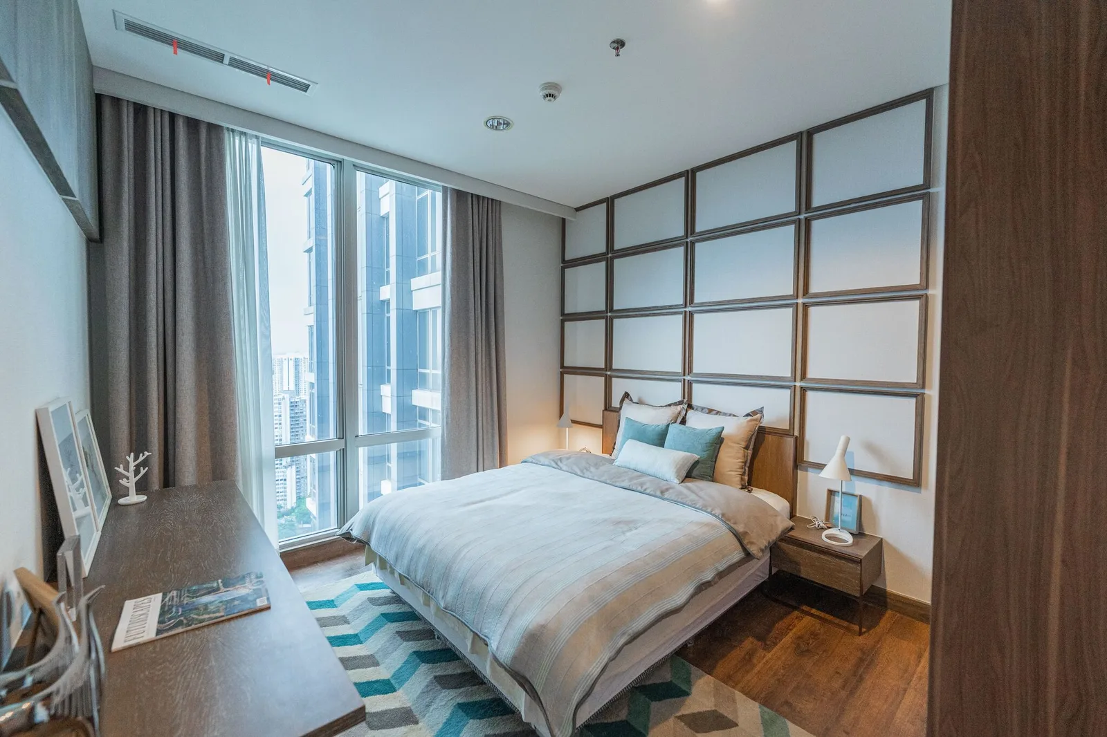 Guest bedroom apartemen The Elements Kuningan dengan panel dinding dan city view