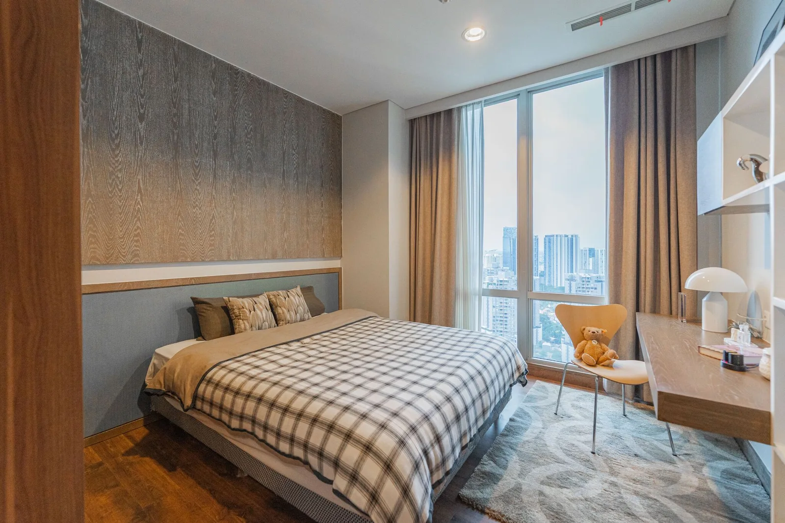 Kids bedroom The Elements Kuningan dengan city view dan study desk