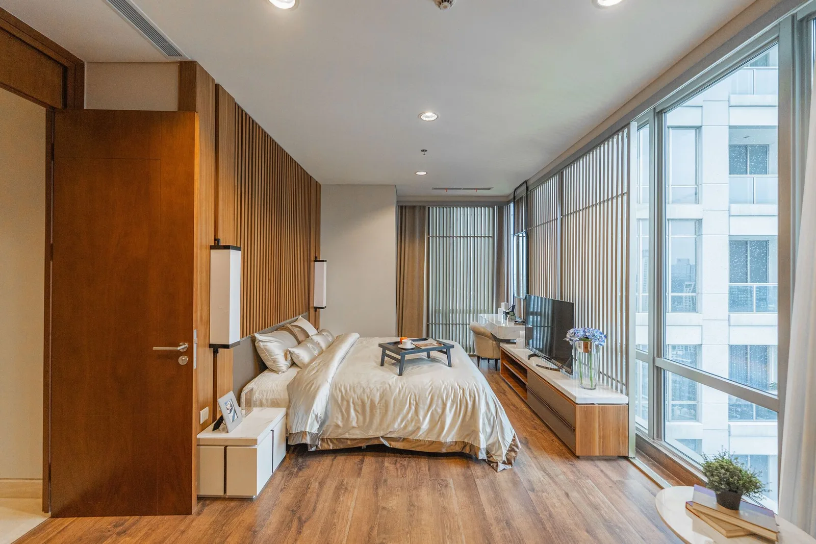 Master bedroom The Elements Kuningan dengan wood slat wall dan city view