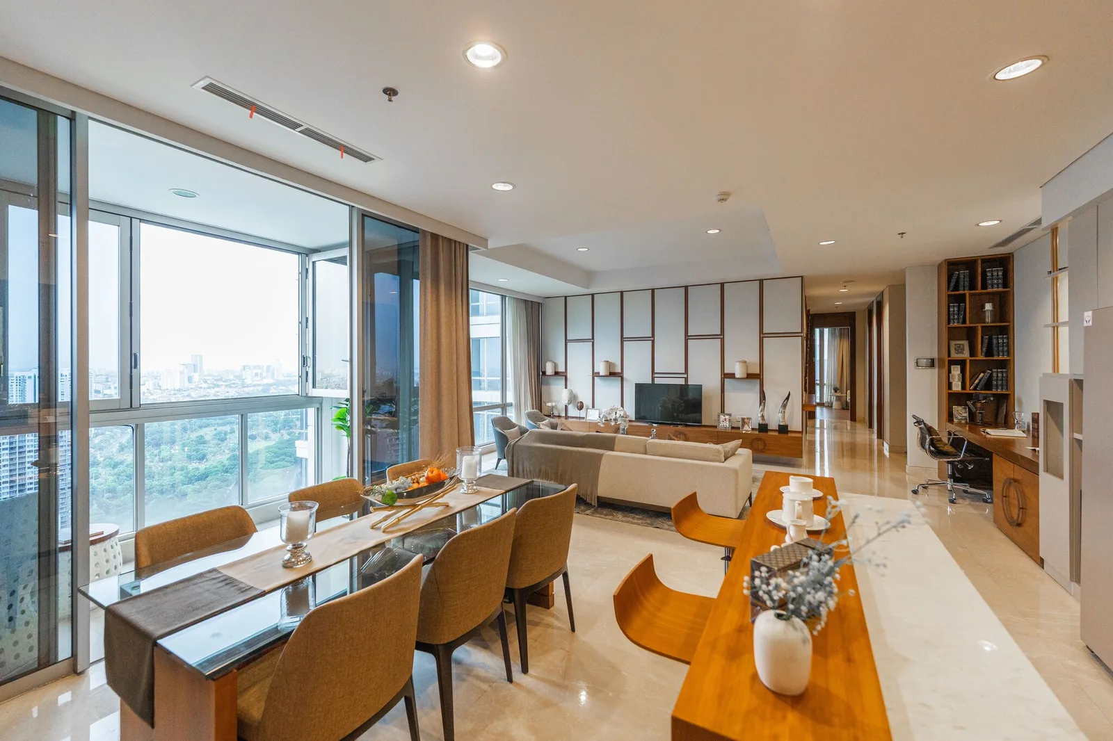 Folding window balcony The Elements Kuningan Tower Serenity dengan skyline view