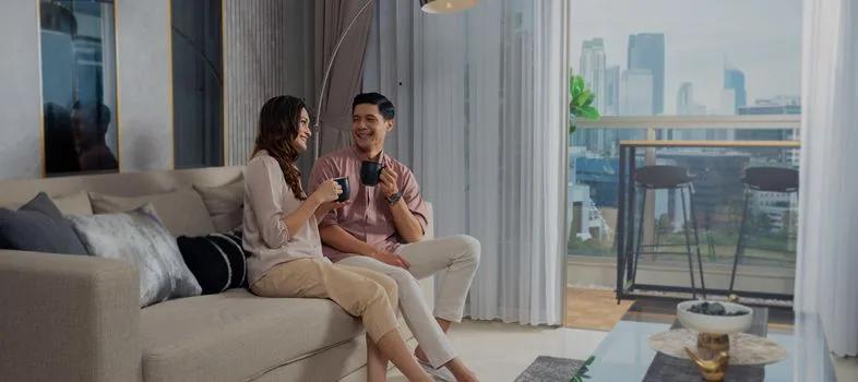 Pasangan menikmati morning coffee di The Elements Kuningan dengan skyline Jakarta