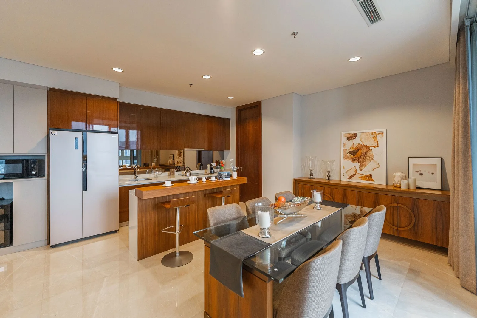 Kitchen area The Elements Kuningan dengan De Dietrich appliances dan marmer impor