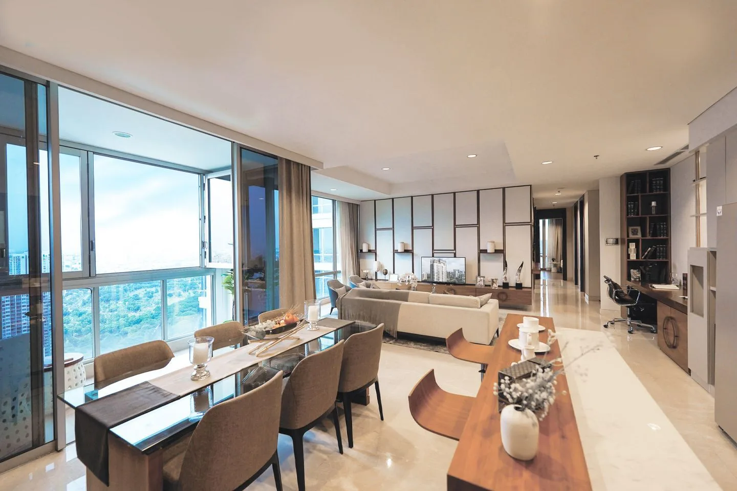 Living room The Elements Kuningan 148 m2 dengan folding window balcony dan skyline Jakarta