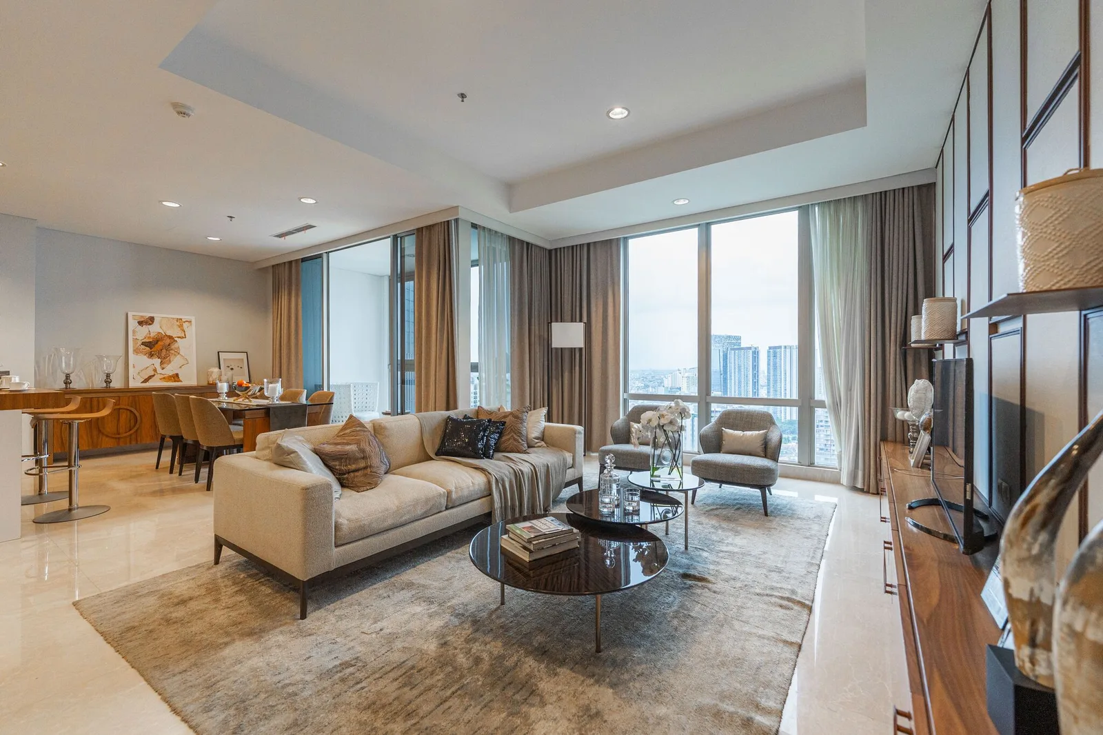 Ruang tamu apartemen The Elements Kuningan sofa fabric dengan city view Kuningan